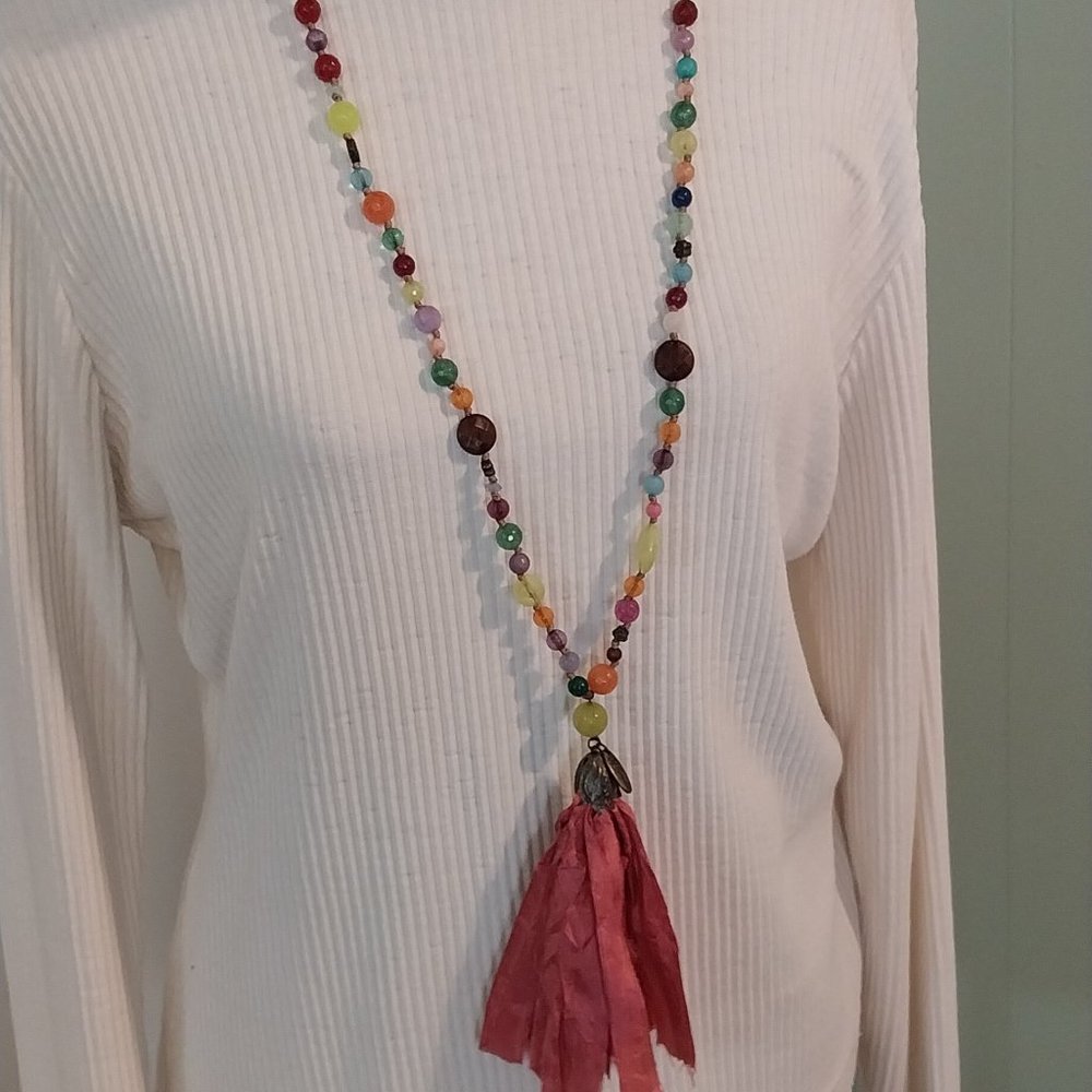 2952 Plunder Long Beaded Necklace With A Ribbon Embellished Pendent. - Picture 1 of 7